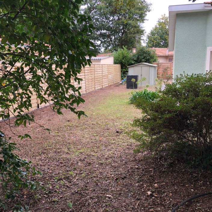 Pose de canisses en bois dans un jardin près de Bordelais